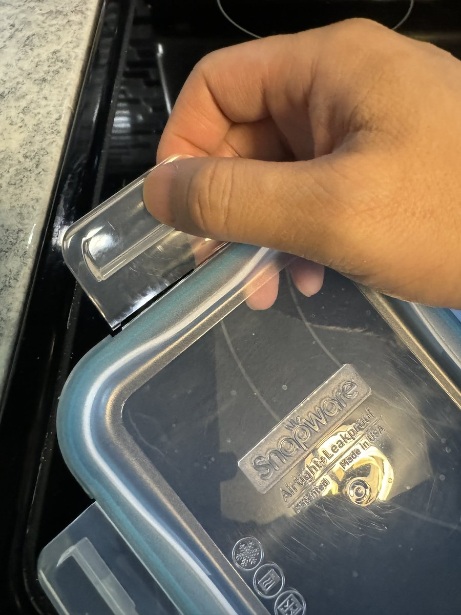 xVue_Xiongx's tweet photo. I just bought this from Costco yesterday and was about to start using it, it broke already. Not even a day! Is this the quality I should be expecting to pay for? I don’t think I will be buying from again. @Costco @Snapware @snapwareau
#Costco #Snapware https://t.co/lnNfJNjYsH