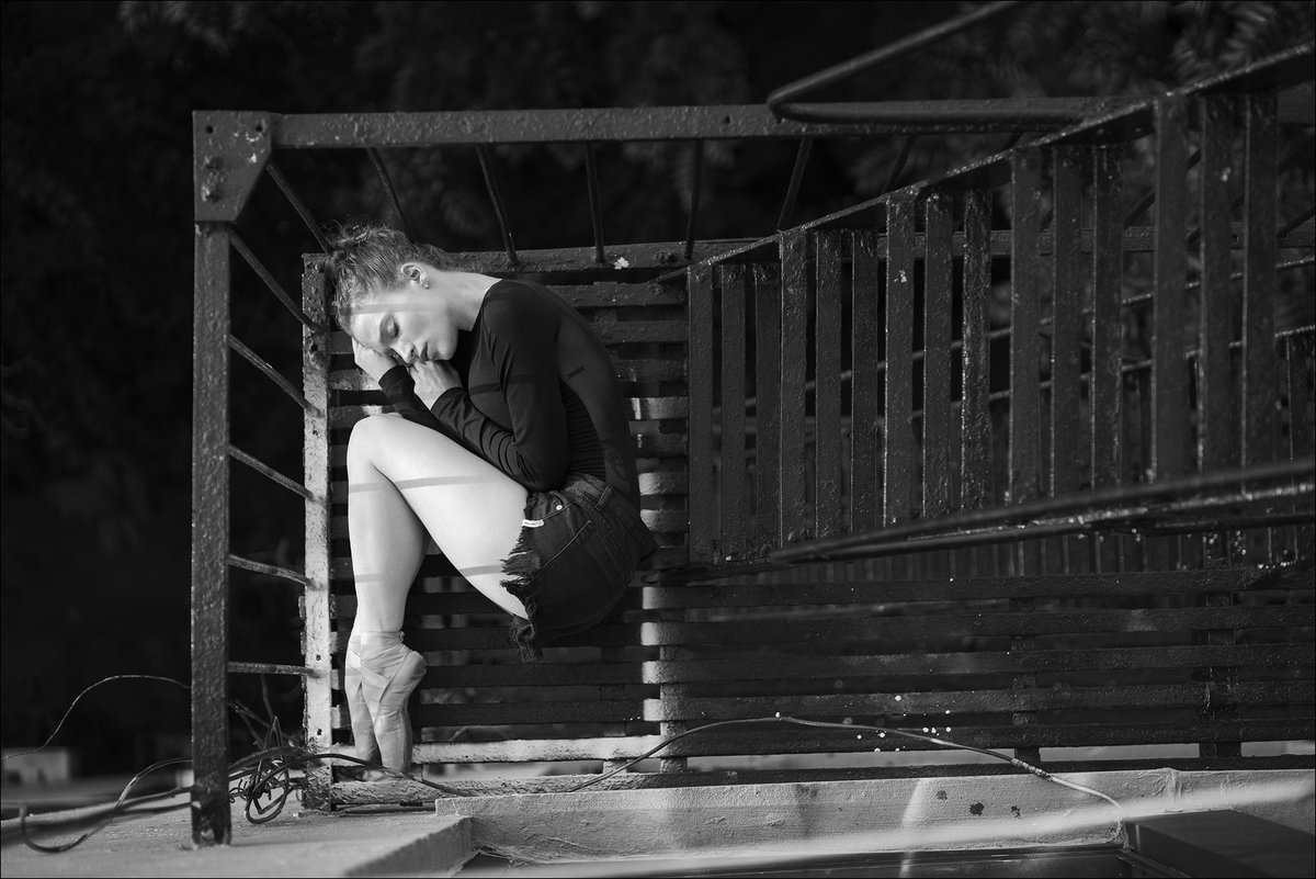 Sarah Hay in Brooklyn. 

@_sarahhay #SarahHay #BallerinaProject #ballet #ballerina #FleshandBone #fireescape #Brooklyn #NewYorkCity 

Purchase a Ballerina Project limited edition print or Instax Collection: ballerinaproject.etsy.com