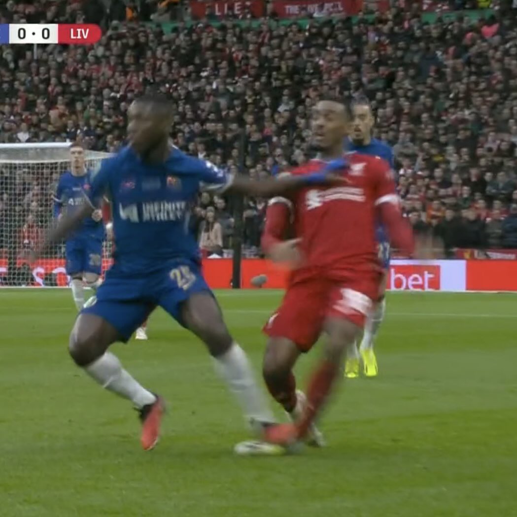 AnnieHarte21's tweet photo. How on earth was this not a booking😳 I hope to God its not broken 🙏 😕 #CarabaoCupFinal Cheating #Caceido 👊👊👊👊 https://t.co/47OODt0qdl