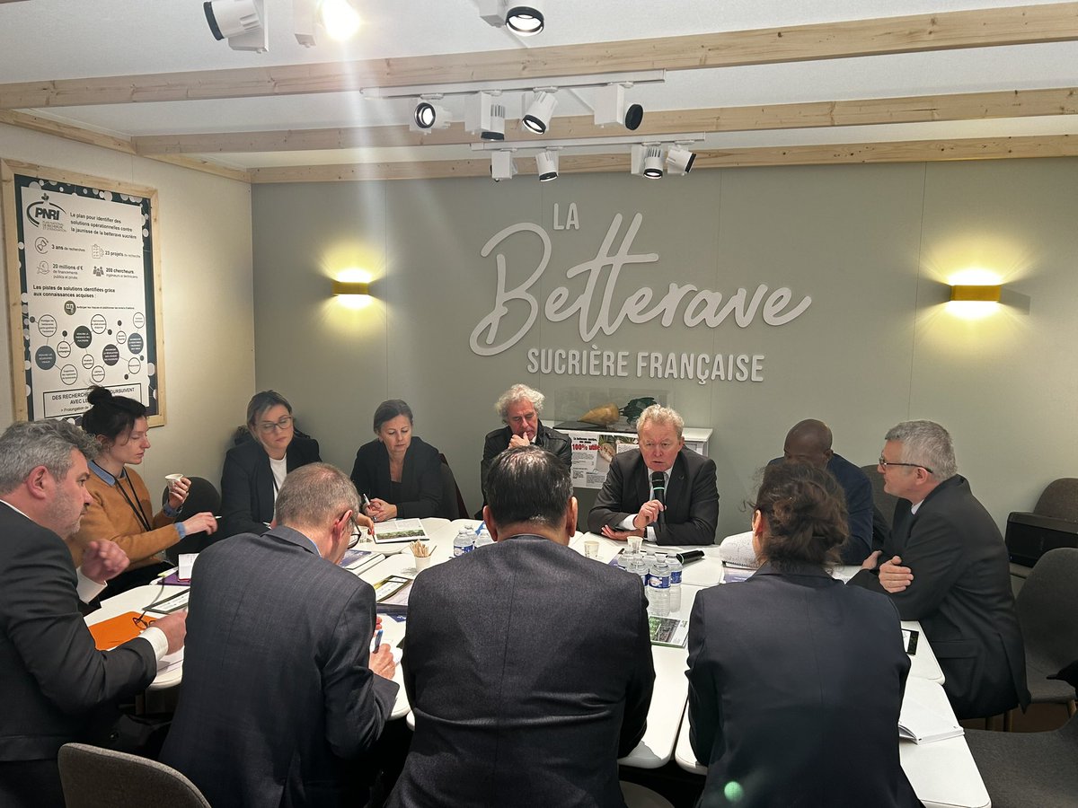 CGB_FR's tweet image. Discussion avec le Commissaire européen à l’Agriculture. @jwojc 
La @CGB_FR et la filière ont réitéré la demande de réduire les importations ukrainiennes de #sucre plus rapidement et plus drastiquement.