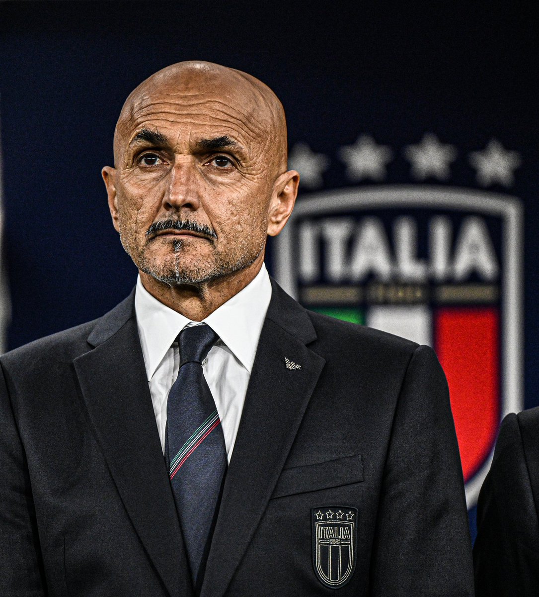 AtaqueFutbolero's tweet photo. 🇮🇹🧠 Gran reflexión de Luciano Spalletti, DT de Italia, sobre las concentraciones de hoy en el fútbol y las vivencias de antes, en @Gazzetta_it:

“Quiero revivir las charlas del pasado: viejas costumbres y ambientes. Cosas sencillas y saludables. Y Buffon me ayudará en esto.

Si la modernidad es jugar a la Playstation hasta las 4 de la mañana cuando hay partido al día siguiente, entonces la modernidad no está bien. 

Vivimos en un mundo que tiene pocos incentivos para trabajar duro, para sudar: los niños de hoy prefieren subir una foto a Instagram con el pelo bien peinado que agachar la cabeza y pedalear.

Estos no son los valores que debe transmitir mi Italia. Vienes a la selección nacional para ganar la Eurocopa, no para ganar al Call of Duty”.