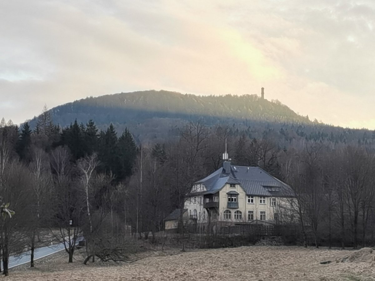 lakazel's tweet photo. Lichtstimmung am #Hochwald, Kirche unterhalb des #Oybin💖 https://t.co/hDGvXk8UA9