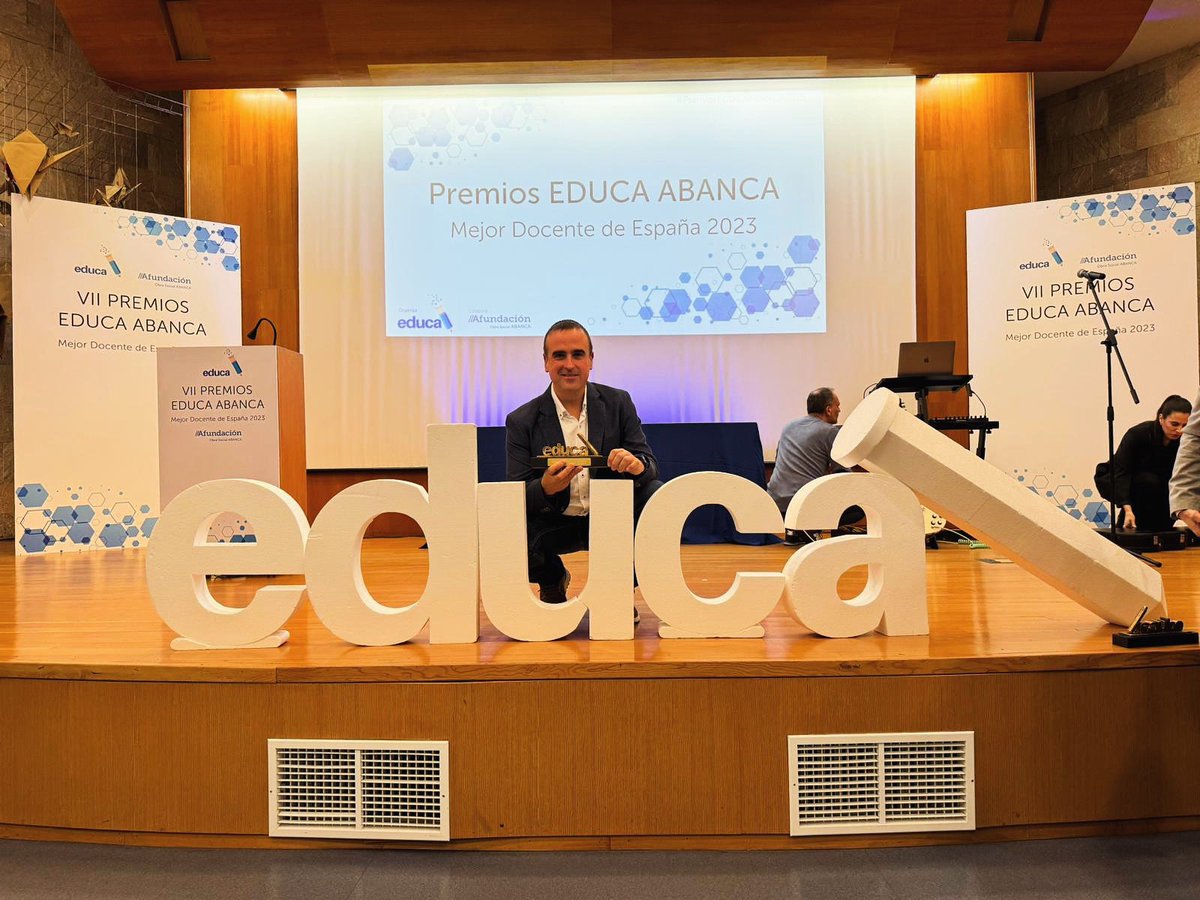 Tengo el cuerpo lleno de moratones de pellizcos de los que despiertan de sueños. Todavía no he digerido que haya quedado en el PRIMER puesto del Premio al Mejor Docente de España Educa Abanca en Educación Primaria 2023. Es todo de los alumnos. Gracias por el sueño, @educa_s