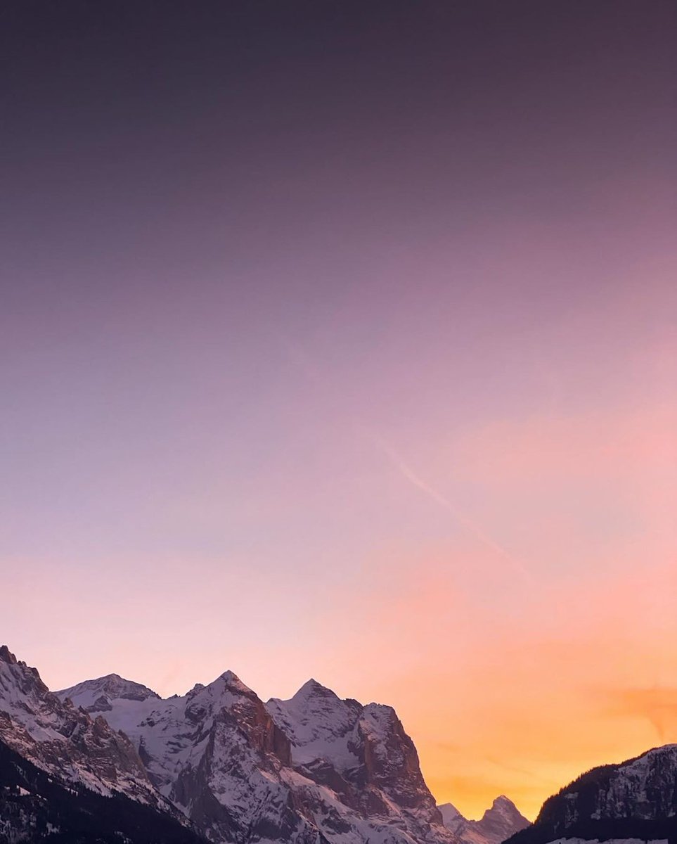 What a beautiful sunset! 😍🏔️❄️ @Haslital | @madeinbern | @MySwitzerland_e #jungfrauregion #haslital #berneroberland #swissalps #madeinbern #inLOVEwithSWITZERLAND #winter #photography photo by instagram.com/sybille.abplan…