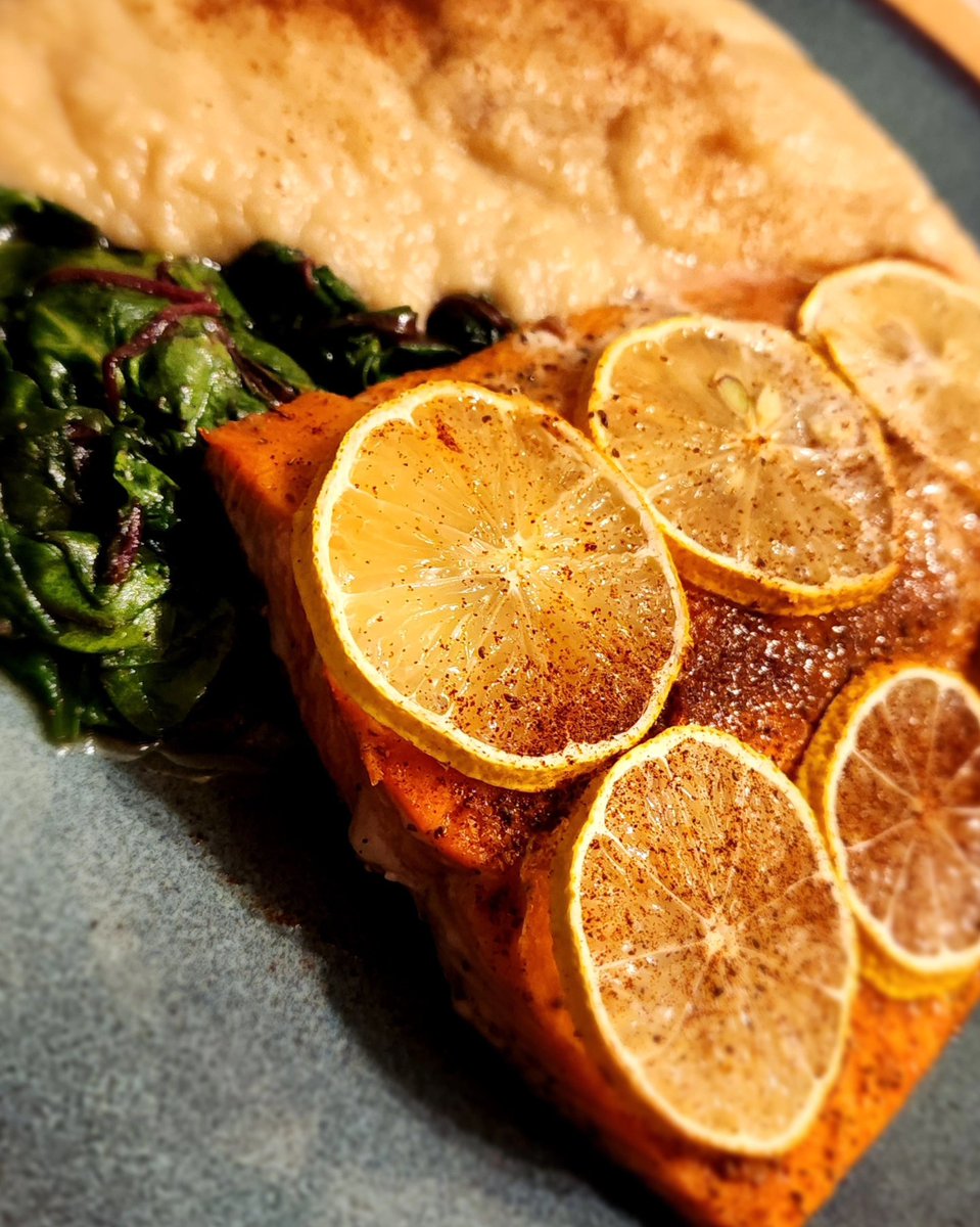 Baked Wild Caught Sockeyed Salmon seasoned with Old Bay and Fresh Lemon served with Cauliflower Mash and Sautéed Super Greens!!! 🍷💚
#foodshouldtastegood #healthyfood #sustainableseafood #sockeye #foodie #homemadecooking #flyingfelineproductions