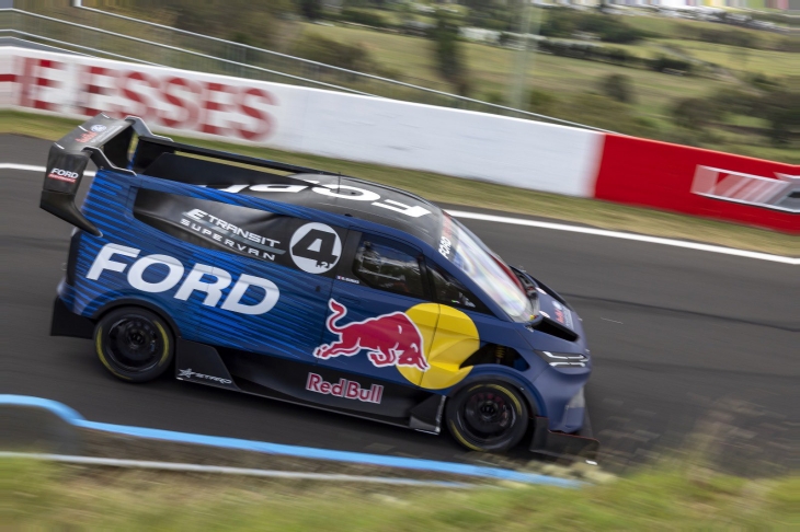 dailysportscar's tweet photo. 😲 @RomainDumas Breaks Bathurst Lap Record In EV @FordPerformance SuperVan!
➡️ https://t.co/2mb3sucb10
#Bathurst500 https://t.co/Acg41a12bQ