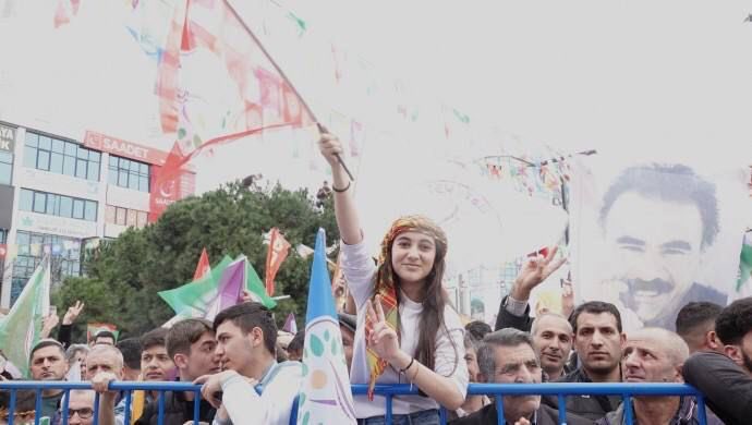 Görüyoruz ki; 
Muhalefetin belediye başkan adayı, Esenyurt'umuza hizmet edecek ismi bulma kriteriyle değil, PKK'ya hizmet edecek ismi bulma kriteriyle tercihlerde bulunmuş. 

Her kim, teröristlerin eylemlerini kendine siper ederek birliğimize, dirliğimize, beraberliğimize