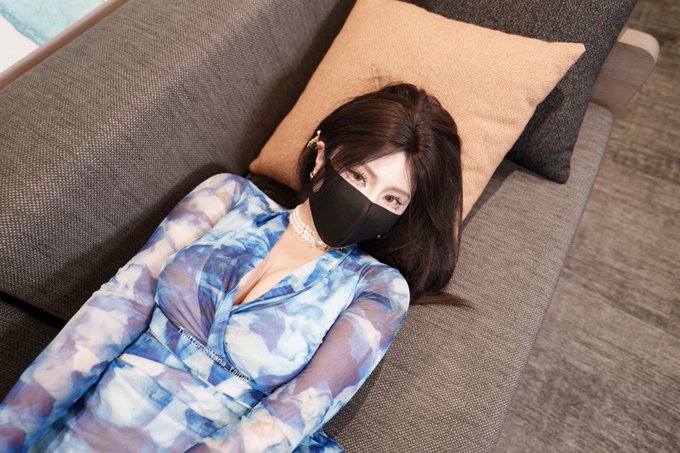 一定要溫柔對待舅媽喔  Be a bit gentler with me, will you? https://t.co/PoHgHobBLK