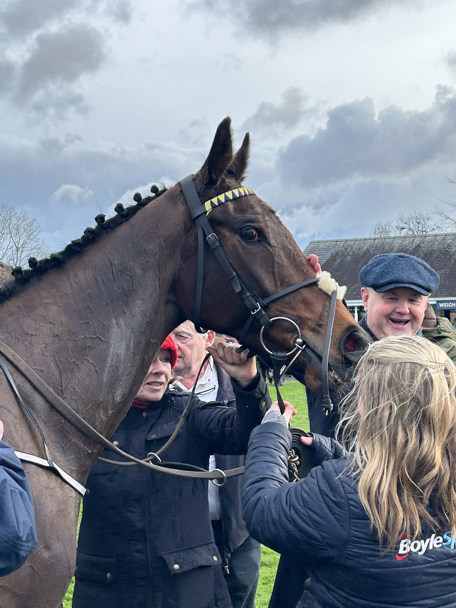 Dawnesme's tweet photo. Strong in the finish yet again William Munny so so good under Finian Maguire for Barry Connell @NaasRacecourse 💙💛
#bumperwatch https://t.co/Z1UlPoa89A