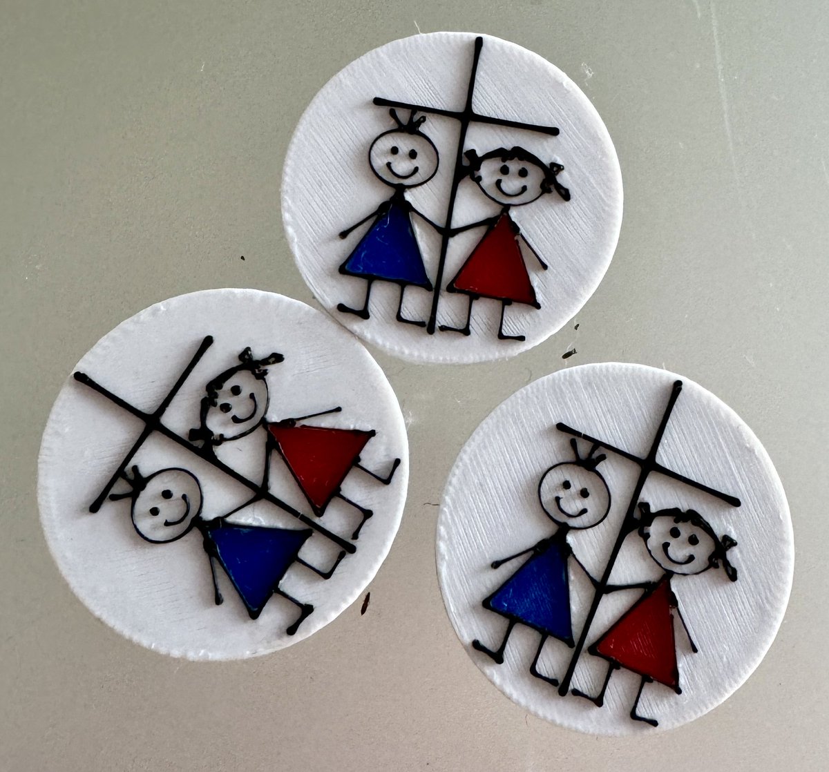 Bin happy! Wir haben jetzt Einkaufschips mit unserem Schullogo#3D-Druck