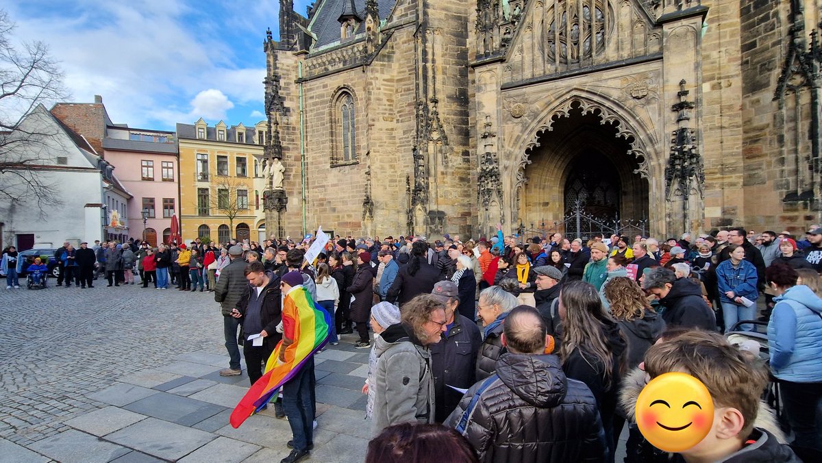 #Zwickau heute mit mind. 650 Menschen für #Demokratie und Menschlichkeit. #WirSindDieBrandmauer #Liebeistdemokratisch 🥰💚
