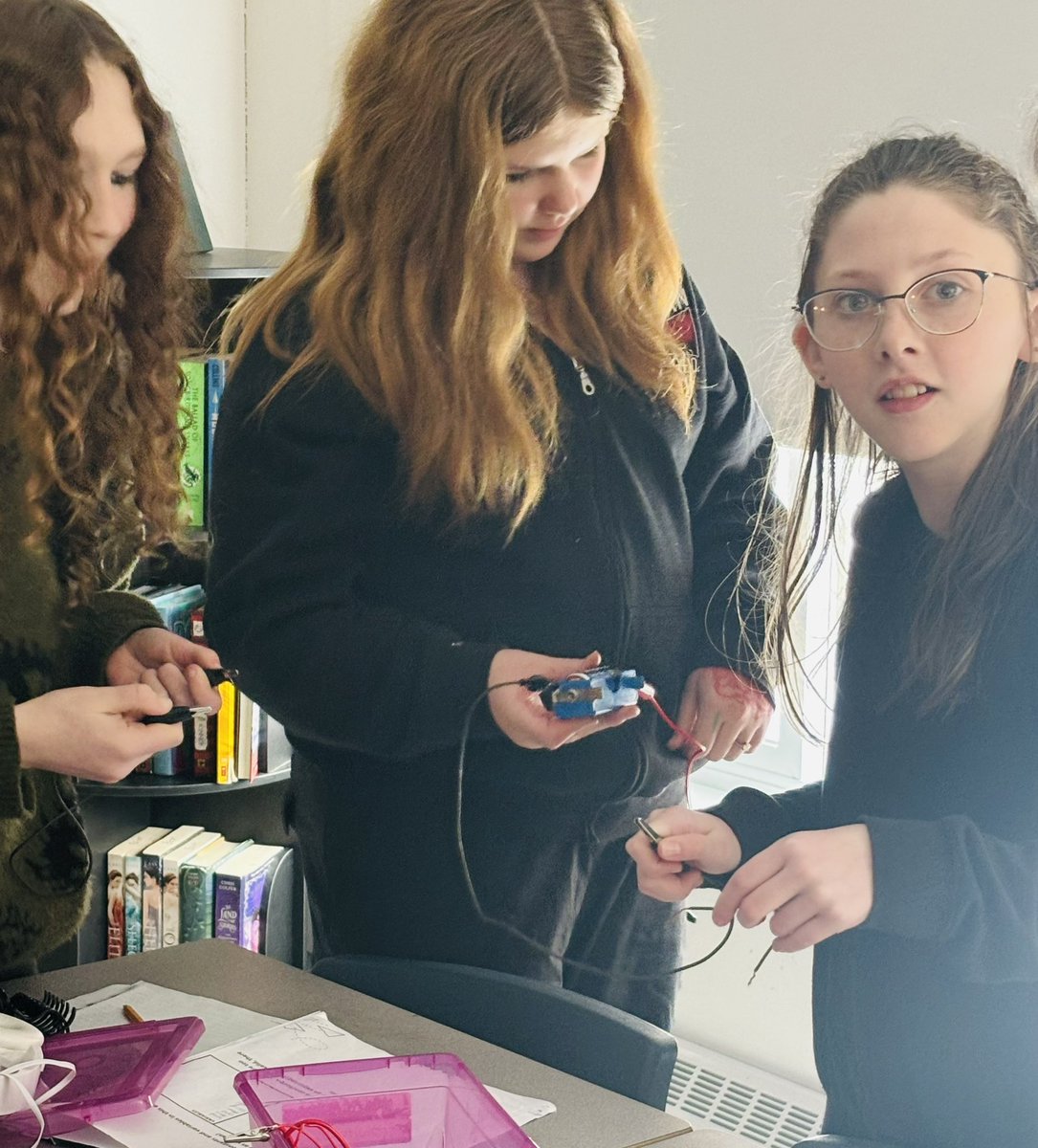 Fun with simple, series and parallel circuits this past week in 604! We learned so much about conductors, insulators, resistors and enjoyed putting our knowledge to use when building different circuits. @GPVanierJH