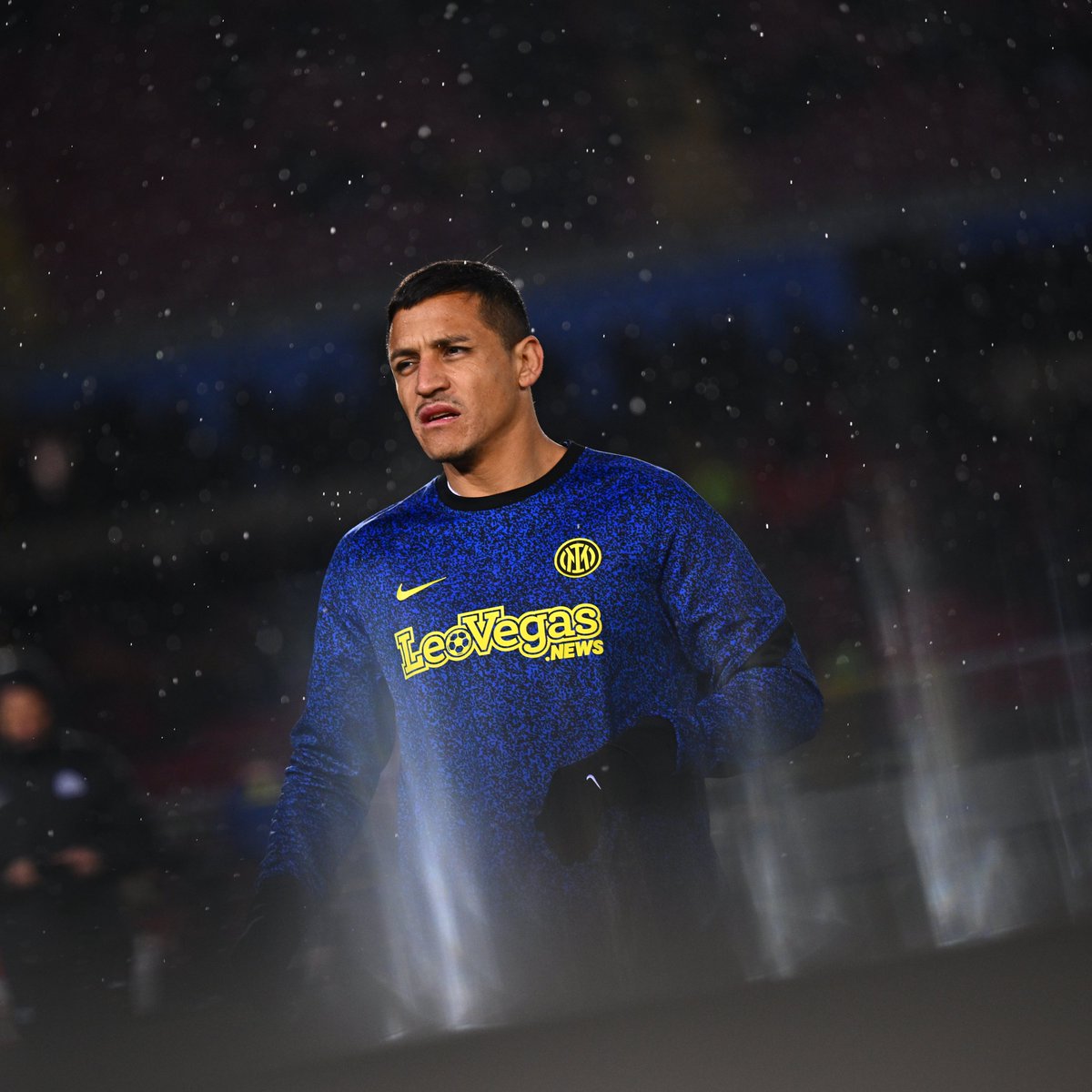 Inter_es's tweet photo. Hola, @Alexis_Sanchez 👋 

#ForzaInter #LecceInter https://t.co/tzuxckP9eH
