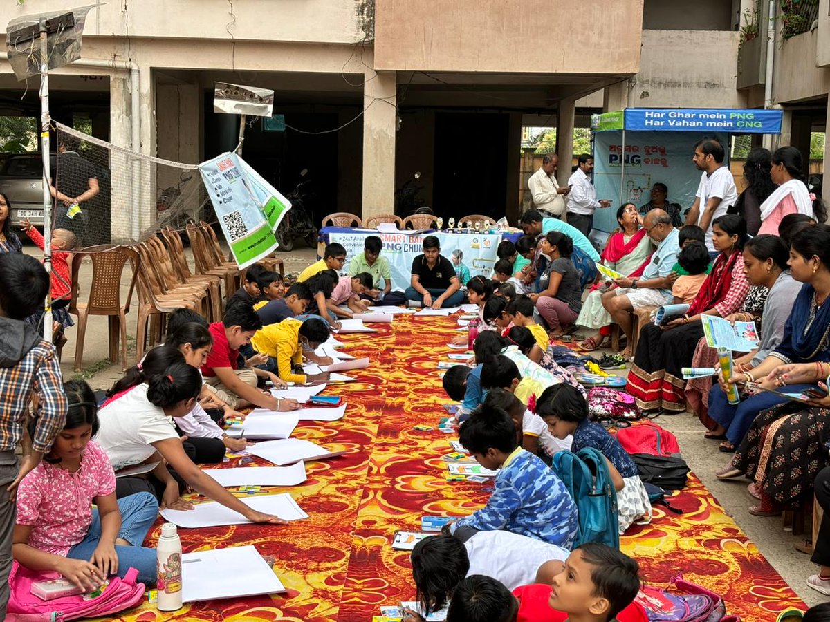BPCLGAS_Odisha4's tweet photo. 🌟 Kudos to the enthusiastic team behind the successful #DPNG customer registration drive at Kirtan Apartment! 🙌 Over 40 attendees engaged, queries addressed, and an eco-awareness boost with a fun #drawing competition for the young ones! 📝🎨 @PNGRB_ @BPCLimited @PetroleumMin https://t.co/kTzy9P1Vl5