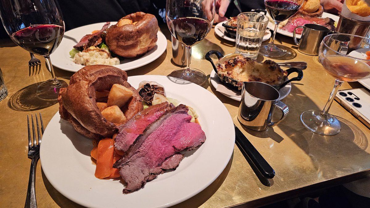 ccshoreditch's tweet photo. Sunday lunch at @HawksmoorTweets Spitalfields always great👌 @AndrewSylvesr @thechurchofpads 🥰🥰🥰 #SundayVibes #TimeForASnooze https://t.co/8adIcgy8KY