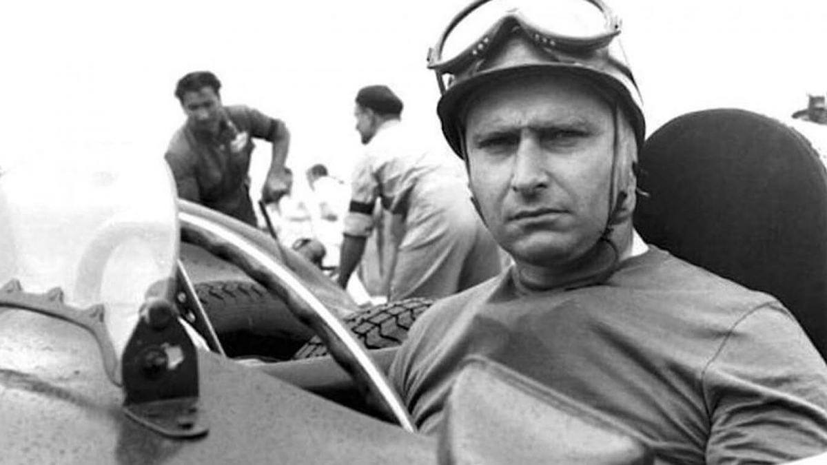 DriversEcuador's tweet photo. 🎉🏁 ¡Hoy celebramos el 75 aniversario del primer triunfo internacional de #Fangio en el Grand Prix de Mar del Plata! 🏆🚗

Juan Manuel Fangio, conocido como "El Chueco", dejó una huella imborrable en la historia del automovilismo con sus impresionantes habilidades al volante. Su victoria en este emblemático evento marcó el comienzo de una legendaria carrera llena de éxitos y reconocimientos. ¡Recordamos y celebramos su legado en este día especial! 🌟

#Curiosidades
