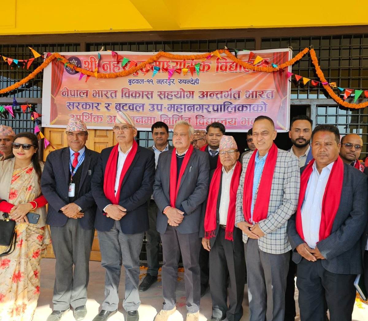 IndiaInNepal's tweet image. Ambassador Naveen Srivastava &amp;amp; Former Deputy PM &amp;amp; Finance Minister @bpaudel1959 jointly inaugurated today school building of Shree Naharpur Secondary School, Rupandehi built under #HICDP Program.

📌The school caters to more than 1350 students, with over 60% girl students.
🇮🇳🤝🇳🇵