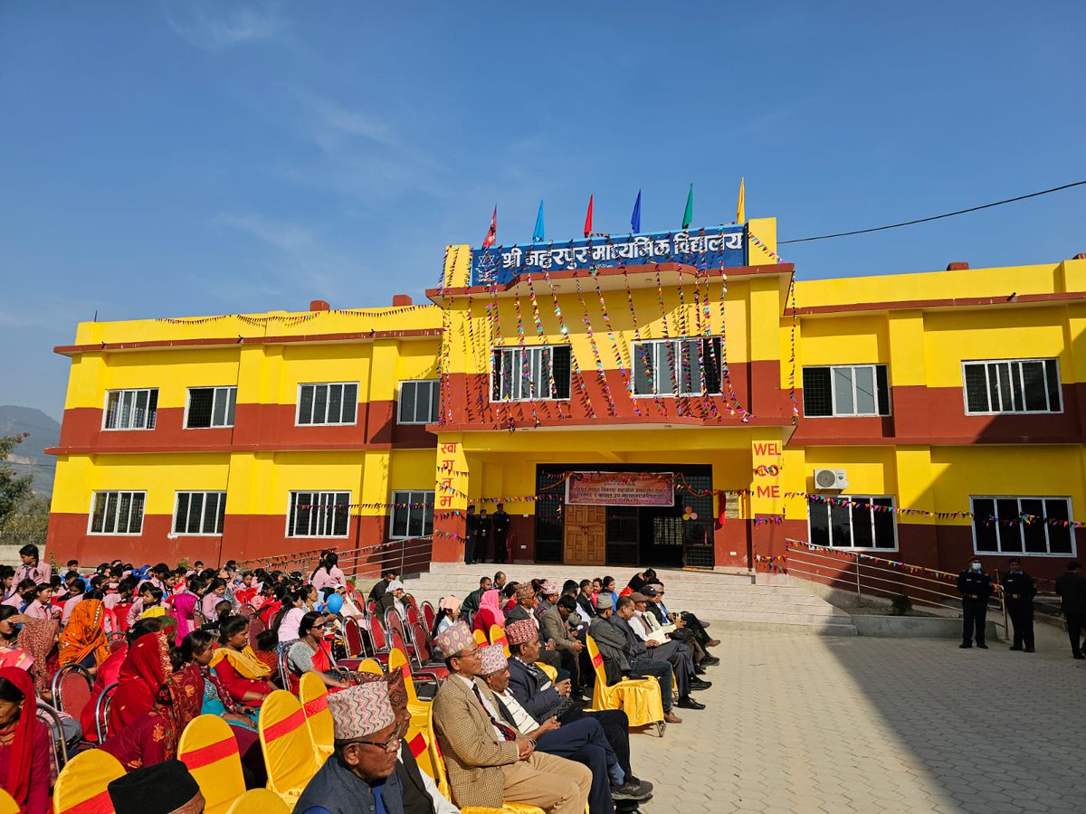 IndiaInNepal's tweet image. Ambassador Naveen Srivastava &amp;amp; Former Deputy PM &amp;amp; Finance Minister @bpaudel1959 jointly inaugurated today school building of Shree Naharpur Secondary School, Rupandehi built under #HICDP Program.

📌The school caters to more than 1350 students, with over 60% girl students.
🇮🇳🤝🇳🇵