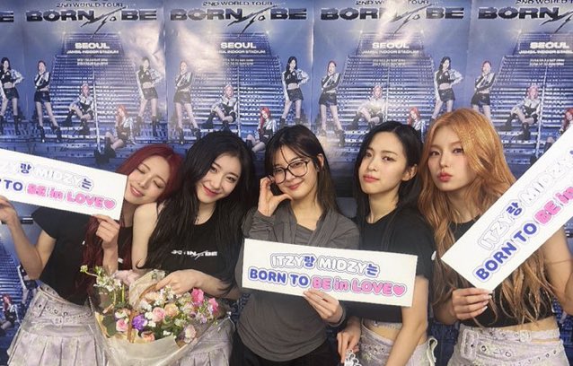 filmcjs's tweet image. i love my ot5. i’m currently sobbing because they mean sooo much to me and i love them so much 😔🩷🩷