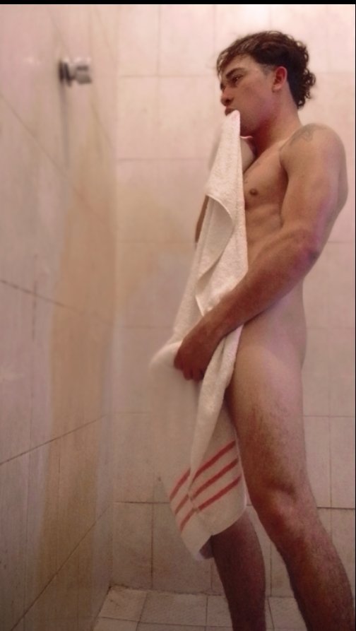 Alberto42347391's tweet photo. Tomamos la ducha🔥🔞💦😏 https://t.co/QwwVtkJXcP