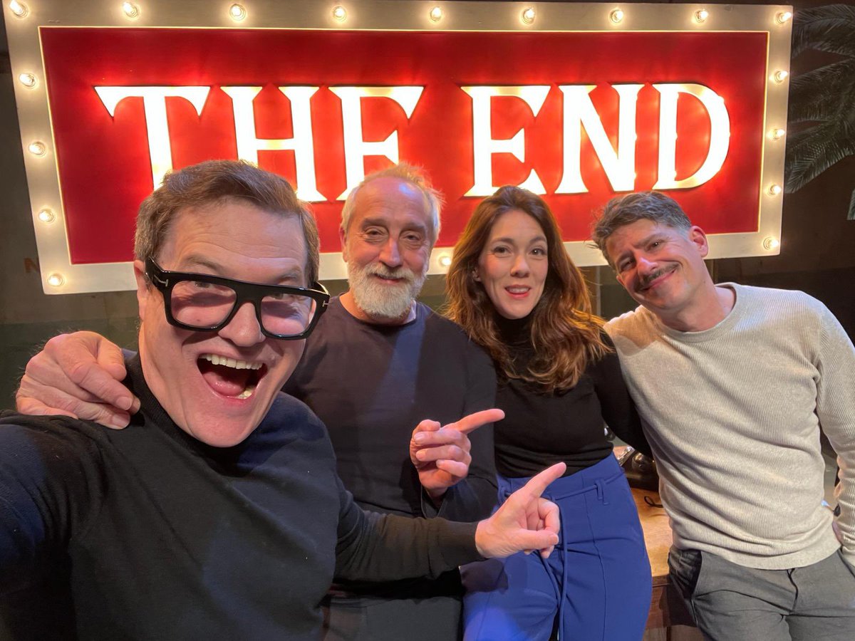 The End.
Esta aventura llega a su fin a teatro lleno. 
Más de un año juntos. 
Más de cien funciones. 
Muchas plazas. 
Muchas risas. 
Gracias, equipo. 
Gracias, compañeros, amigos. 
Os quiero y os llevo en mi corazón.