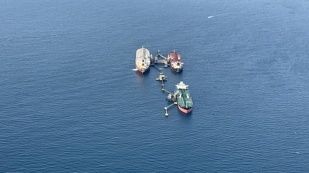 madeleintlSUR's tweet photo. .@planwac y mira lo impresionante de esta toma. 

Sobrevolé José y jamás había visto tantos barcos esperando para cargar petrolero en Anzoátegui. 

Un minuto 30 segundos dura el video y todo eso es de barcos más barcos. 

Mira la profundidad @planwac. 

Pronto Venezuela va a superar el millón de barriles el es diarios y @TellecheaRuiz asegura que van por más.