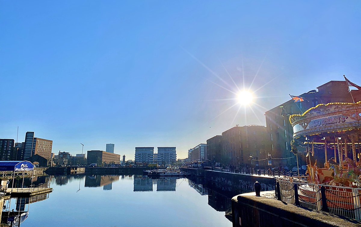 Sending some #Liverpool #sunshine on a #damp and #dreary day! 🌞 #weekend #reflections @StormHour @ThePhotoHour