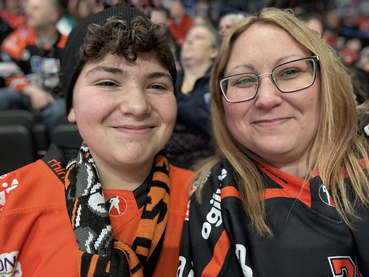 Celebrating Charlie’s 13th birthday at @steelershockey cheering on his favourite player Greenfield! 🧡🎉