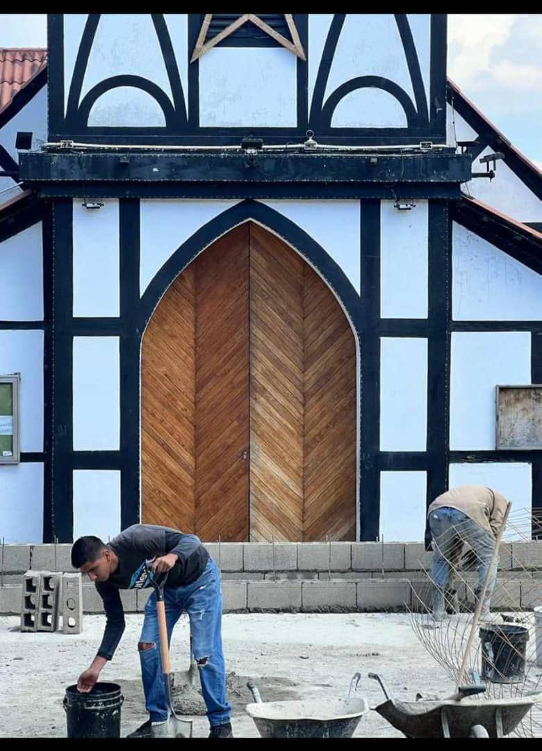 El Padre está pidiendo q *se haga viral la denuncia* de q están tapiando *Fachada de Antigua Iglesia en Colonia Tovar* con bloques, la gobernadora es cristiana evangélica y no quiere la Iglesia Católica.
Publicado en grupo de Jubilados Alcaldía de Girardot - Maracay Edo. Aragua.
