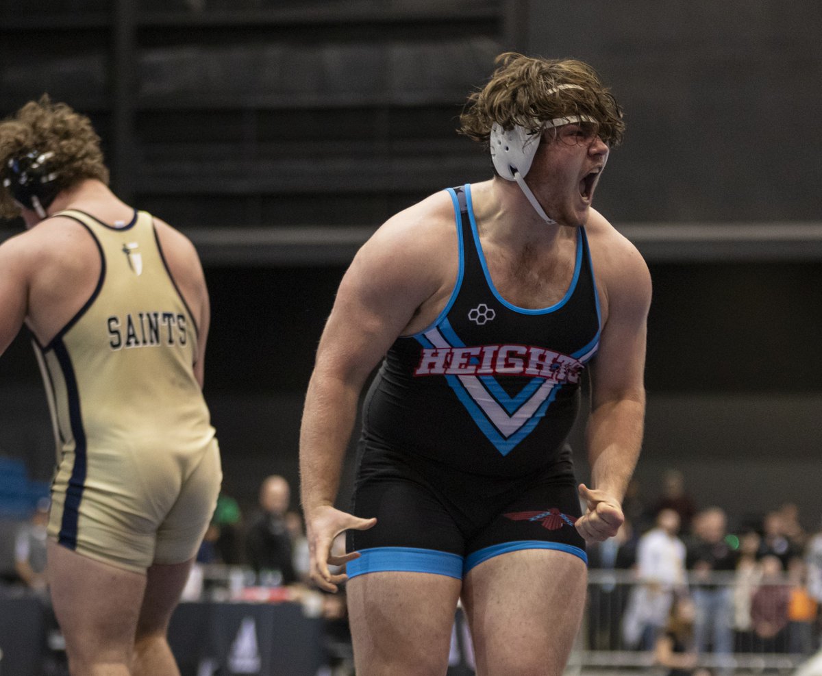 Golden finish: <a href="/TCOBWRESTLING/">SHHS Wrestling</a> senior <a href="/RykanCarver/">Rykan Carver</a> ends wrestling career with Class 5A state championship. <a href="/SHHSThunderbird/">Shawnee Heights HS</a> ...
topsports.news/news/golden-fi…