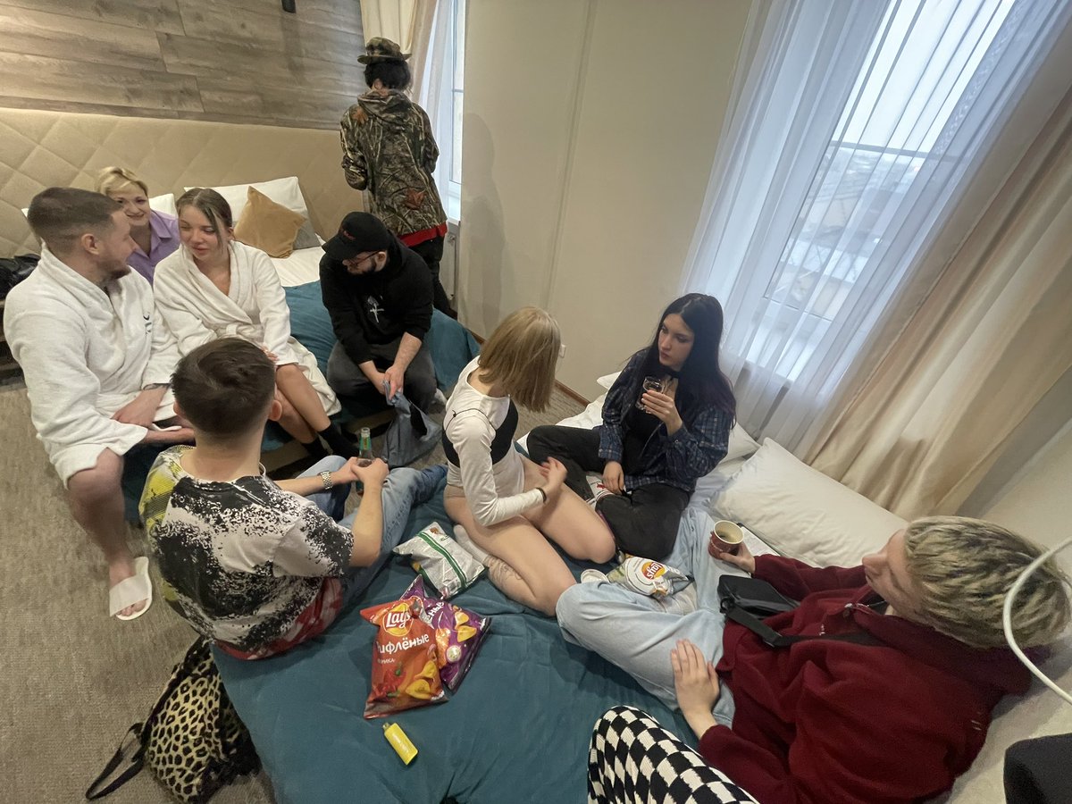 сняли номер в отеле со стриптизершами чтобы поесть чипсы (юля таврич главная стриптезерша)