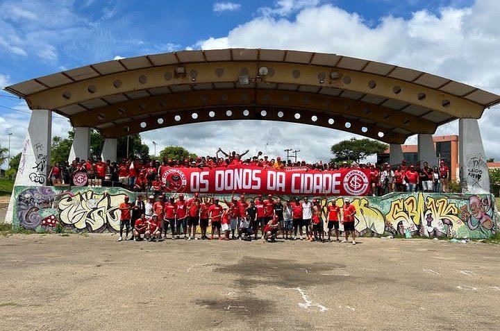 SCIAlvoradaP7's tweet photo. NÓS NÃO BRINCAMOS DE TORCIDA, 
VOCÊS NUNCA CHEGARÃO AOS NOSSOS PÉS!!! 

OS DONOS DA CIDADE!! https://t.co/nc7CFJQRbR
