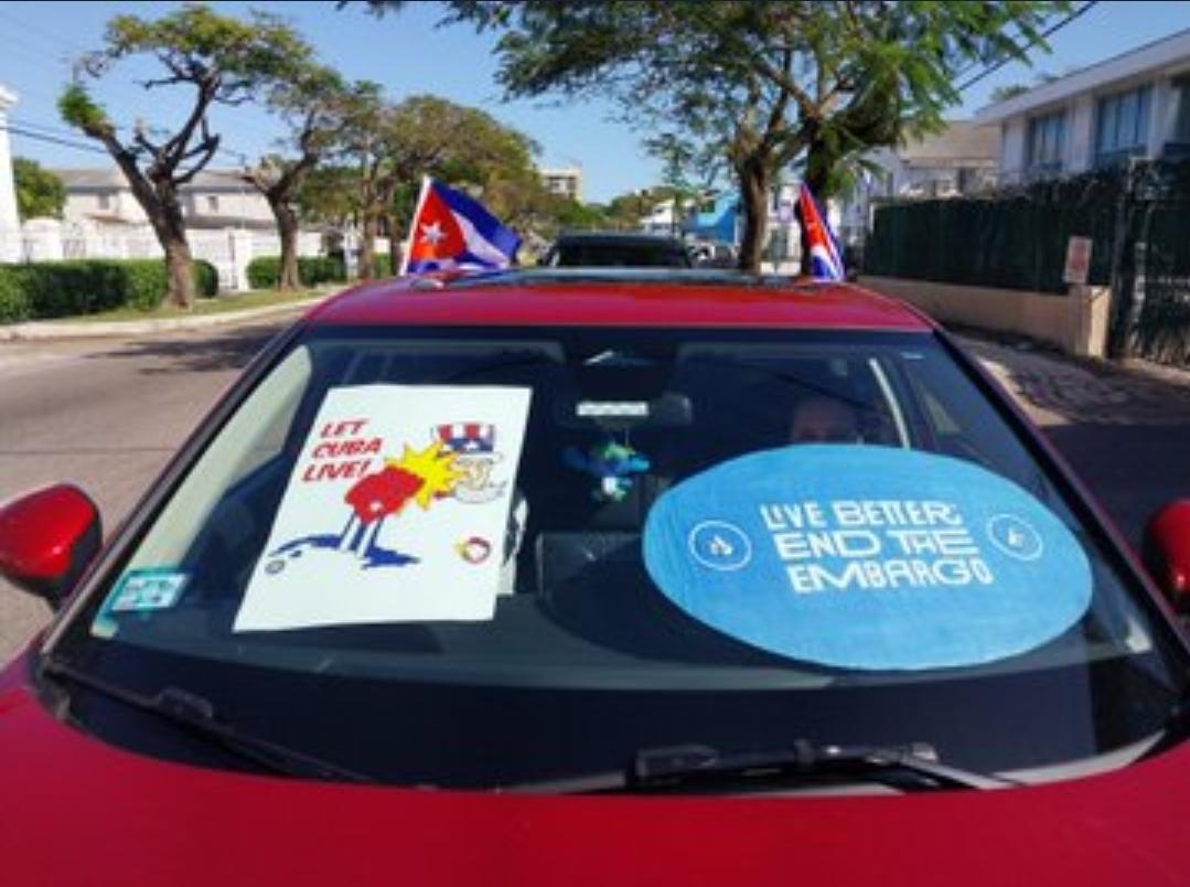 Domingo de caravanas y #PuentesDeAmor en solidaridad con #Cuba 🇨🇺.

Amigos de Belice 🇧🇿, Canadá (Otawa) 🇨🇦, Bolivia 🇧🇴 y Bahamas 🇧🇸 denuncian una vez más el bloqueo de EEUU 🆚️  nuestro país.

#MejorSinBloqueo
