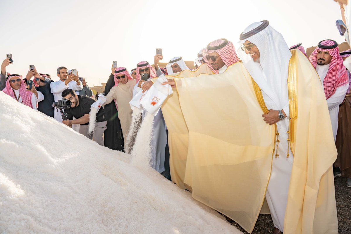 BAlkhorayef's tweet photo. سعدت بزيارة مدينة القصب ومشاركة أهلها الكرام في افتتاح #موسم_ملح_القصب_٢ ، وفخور بجهودهم الرائعة في تحويل هذا الحدث إلى تظاهرة ثقافية تعكس جوهر مدينتهم التراثية وتاريخها العريق؛ خاصةً في صناعة الملح الذي أصبح رمزًا فريدًا يُضاف إلى قائمة المنتجات الوطنية المميزة https://t.co/owdaDEjVA3