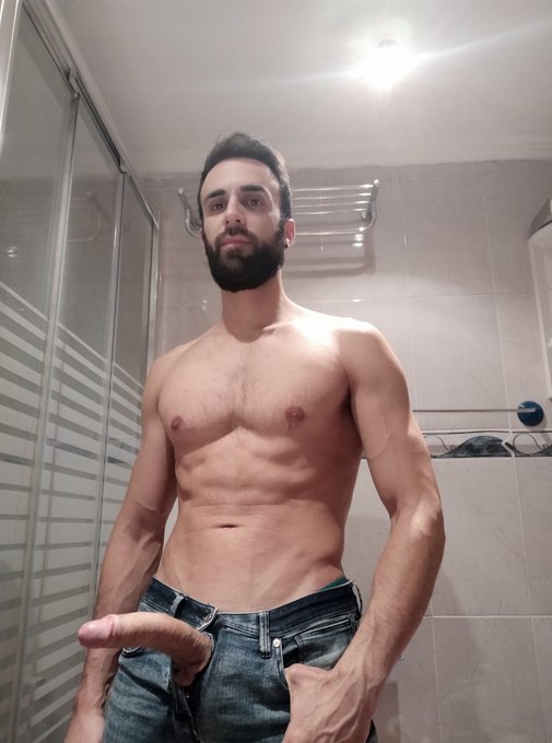 Bear or shaved?🧔&zwj;♂️🪒🍆 https://t.co/APanLSrPdD