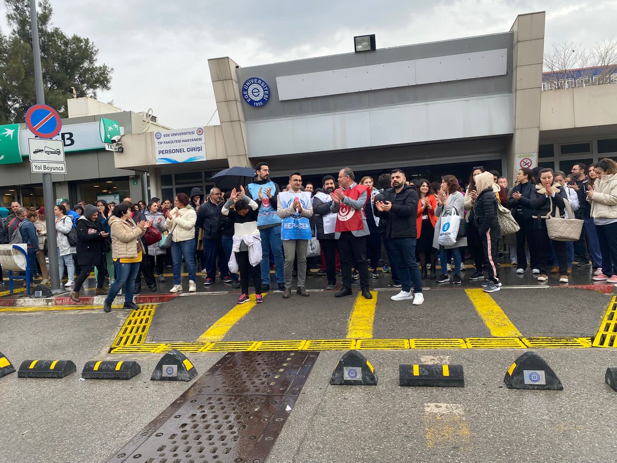 Bakanlık ve Yök arasındaki adaletsiz teşvik ödemelerine karşı Tüm Ege Üniversitesi Sağlık Profesyonelleri tek yürek olmuş ve yetkililerden bu adaletsizliğin düzeltilmesini beklemektedir. #EgeliyizAmaTeşvikYÖK
<a href="/YuksekogretimK/">Yükseköğretim Kurulu (YÖK)</a> 
<a href="/ProfNecdetBudak/">Prof.Dr.Necdet BUDAK</a> 
<a href="/UniversiteEge/">Ege Üniversitesi</a> 
<a href="/EgeUniHastane/">Ege Üniversitesi Hastanesi</a>