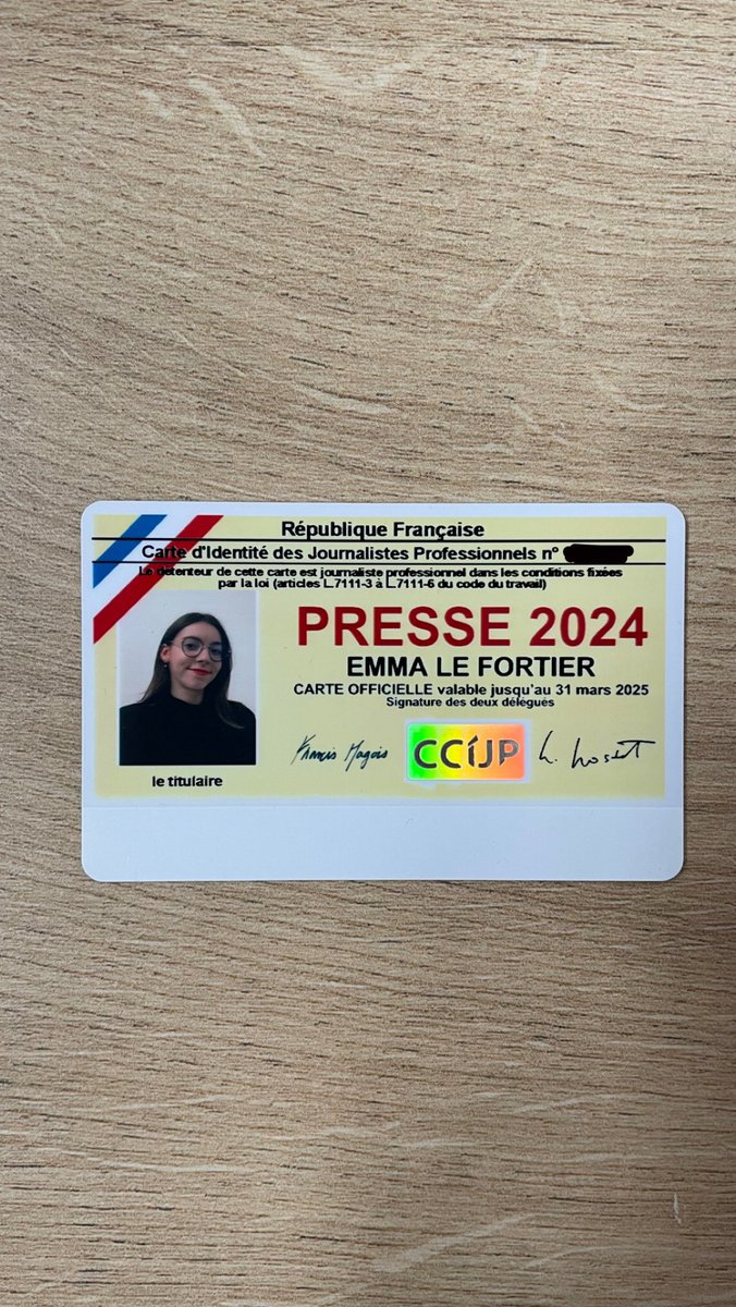 La voici, la voilà : ma toute première carte de presse 🥲 Un bout de plastique qui représente beaucoup pour moi (apparemment il faut la poster sur X pour l’activer)