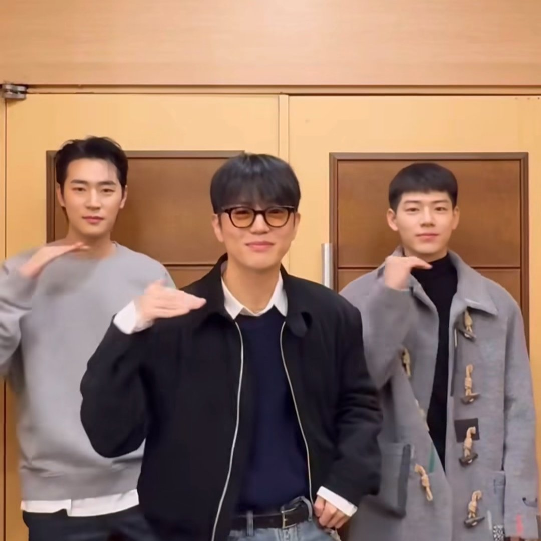 sehnippoppo's tweet image. my girl being the era where for the first time after almost 7 years of debut a.c.e got interviewed at a music show and also got to participate in tiktok challenges with other idols ☹️ I'm so happy for them seriously they deserve this and a lot more