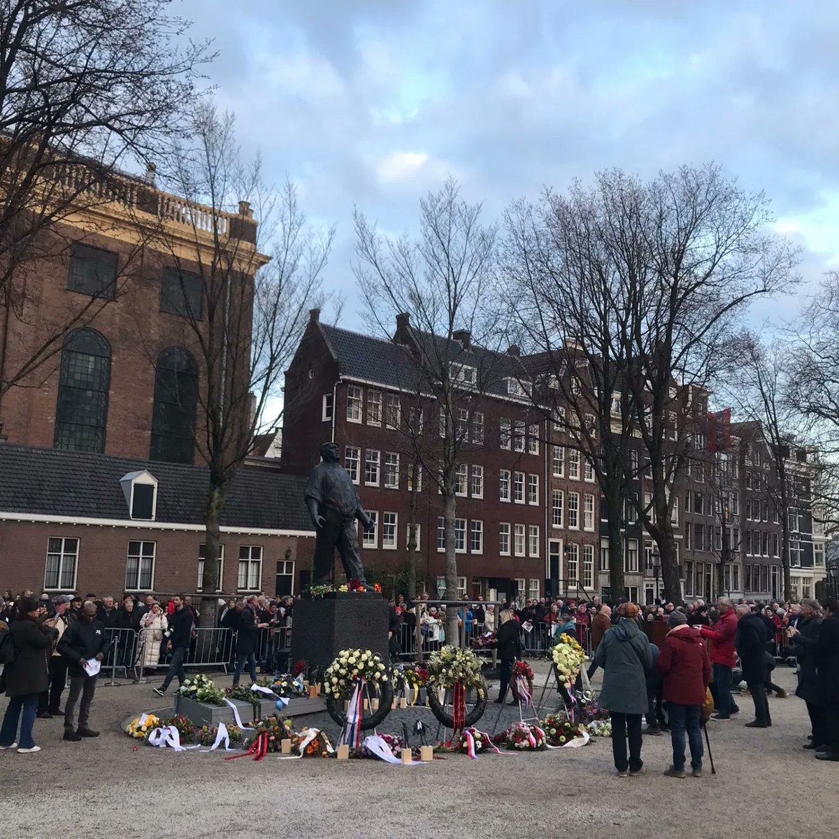 Op 25 februari 1941 vond de eerste grootschalige verzetsactie tegen de Duitse bezetter plaats. Een gevaarlijke actie, ingezet vanuit verbondenheid. Laten we ook vandaag de dag niet wegkijken en ons verzetten tegen onderdrukking van vrijheden en mensenrechten. #februaristaking