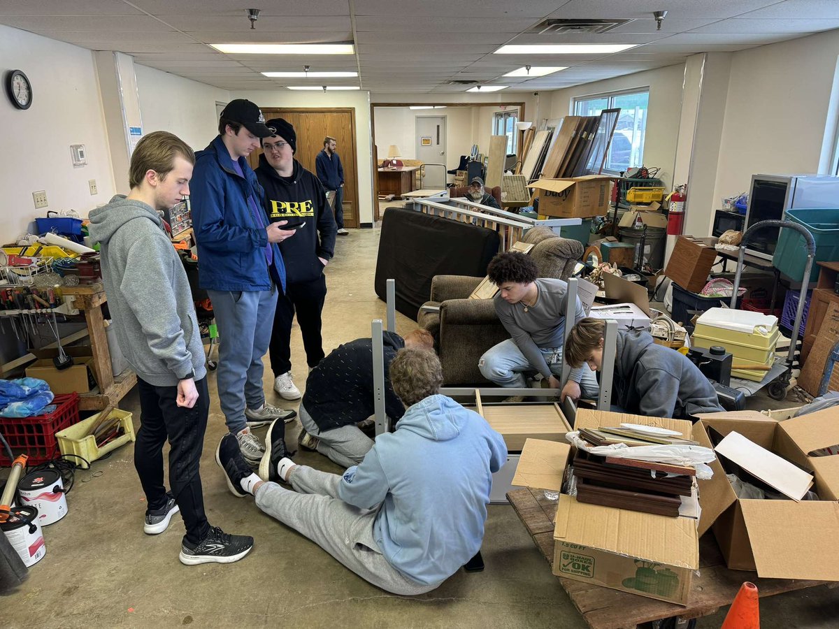 Over the weekend some of our brothers spent some time at the Muncie Habitat for Humanity Restore lending out helping hands whenever it was needed and had a great time doing it!!

#LEDN🌵