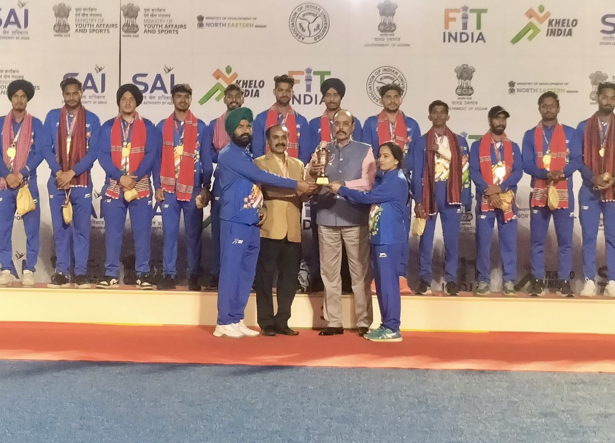 SNSinghIPS's tweet photo. Got the opportunity to give away medals to the winners of Men’s Rifle Shooting and Men’s Hockey at the 2024 Khelo India University Games. Congratulations to all the winners and winning teams! 
#KheloIndia @kheloindia https://t.co/jkYq9sQJsu