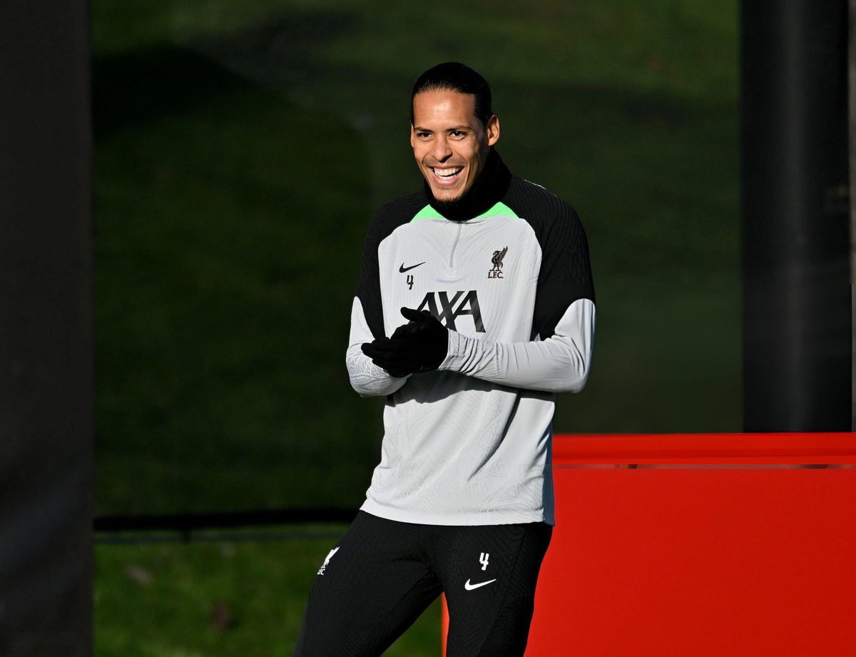 GOAAAAL VAN DIIIIIJK! 
Even the refs couldn’t stop him from winning his first trophy as the captain of the biggest club in the world.

#CarabaoCupFinal