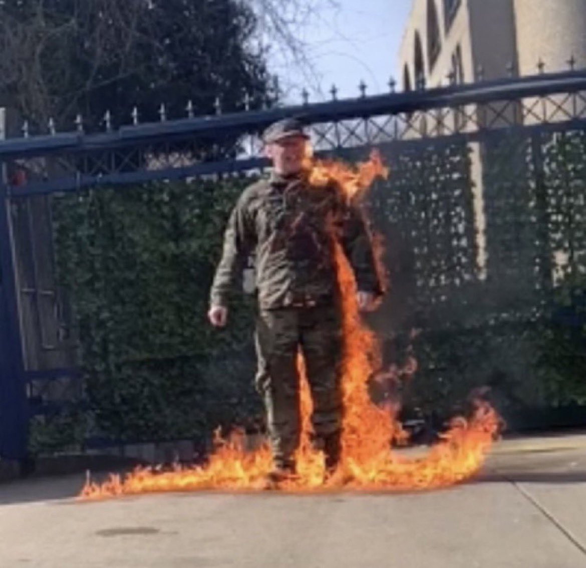 🚨🇺🇸#BREAKING: A US Soldier set himself on fire outside Israel's embassy in DC as he said he would not be complicit in Israel's genocide in Gaza.

He survived but is in critical condition.

It's being reported he shouted "Free Palestine!" as he burned.

Wow...