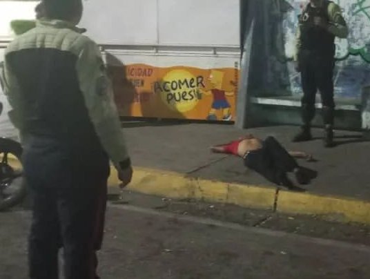 InforTvenezuela's tweet image. Un hombre fue asesinado por 3 sujetos encapuchados de un disparo en la cabeza en el sector El Piache de la Isla de Margarita,estado Nueva Esparta.
Varias personas que lo trasladaban a un hospital lo dejaron abandonado en la acera en vista de que ya no tenía signos vitales.
#Cicpc…