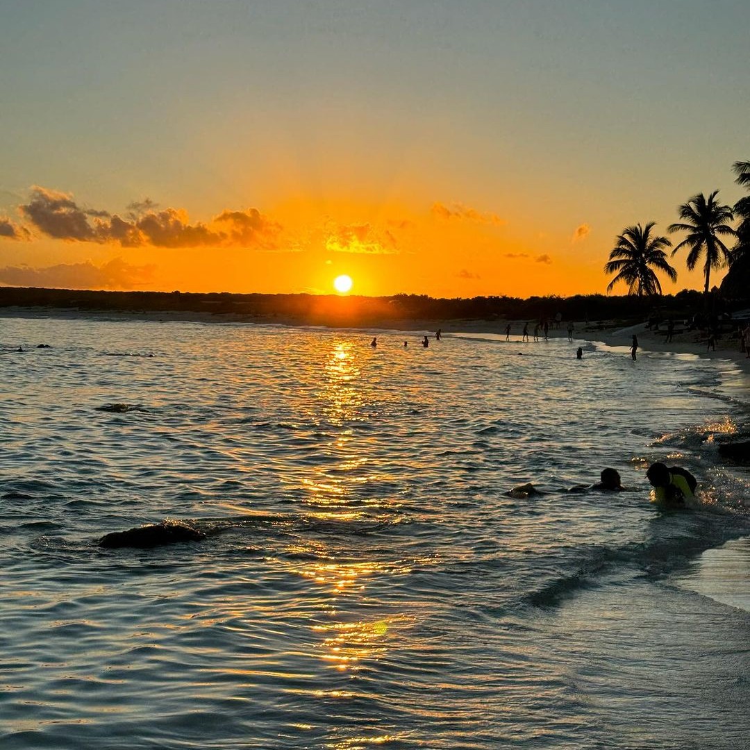 ¡Deja que #Cozumel despierte tus sentidos! Relájate en sus playas de ensueño, explora su fascinante gastronomía y disfruta de la tranquilidad del mar 🌊 ¡Reserva tu viaje hoy mismo y haz realidad tus sueños! 🌞🙌 📷 IG albabenitto @GoCaribeMex #CaribeMexicano #Paraíso