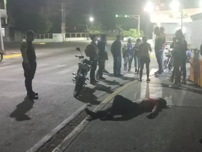 InforTvenezuela's tweet image. Un hombre fue asesinado por 3 sujetos encapuchados de un disparo en la cabeza en el sector El Piache de la Isla de Margarita,estado Nueva Esparta.
Varias personas que lo trasladaban a un hospital lo dejaron abandonado en la acera en vista de que ya no tenía signos vitales.
#Cicpc…