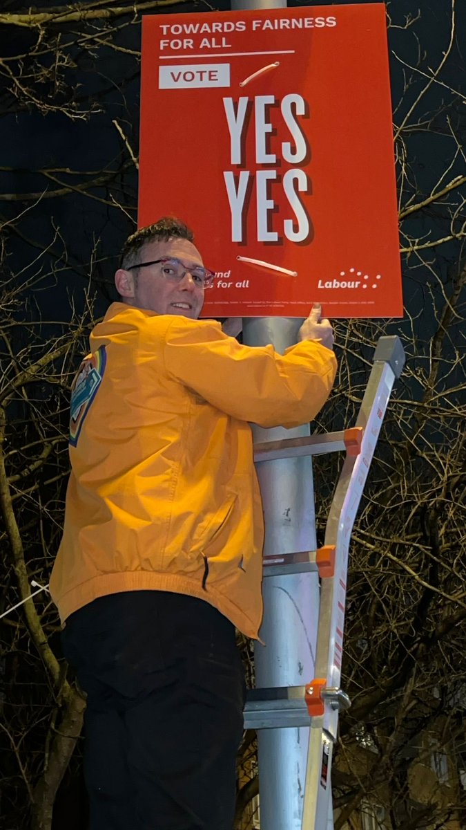 ivanabacik's tweet photo. More @labour #YesYes #EqualityRef posters going up tonight around #DublinBaySouth - huge thanks to ⁦@VoteEddie2024⁩ &amp; the great team! https://t.co/MpTYSNfIgW