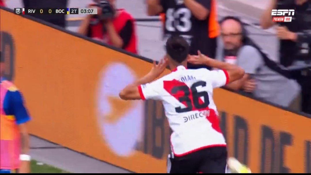 imagínate hacer un gol, en tu cancha, y q el primer festejo q se te venga a la cabeza sea el topo gigio
