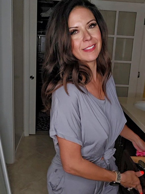 Mom bod.  Oh well😅 https://t.co/CZgMRs2doq