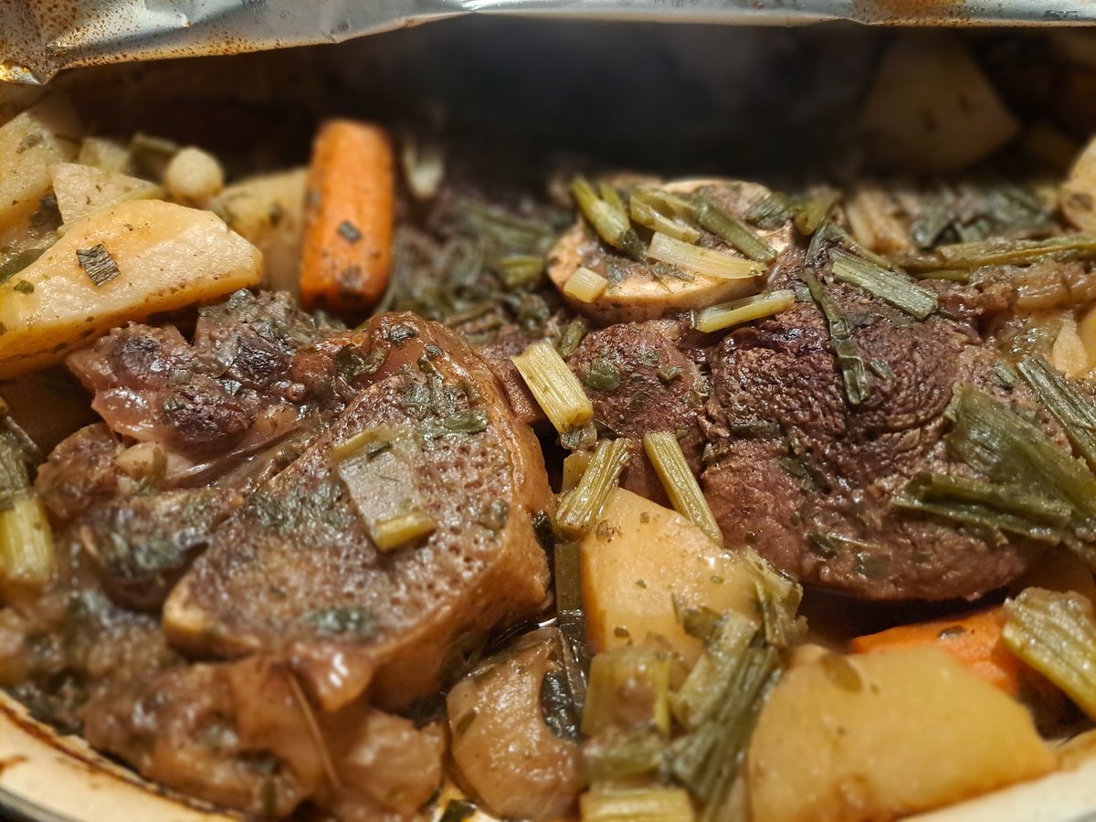 BigTinKC's tweet image. The house smells so delicious and dinner is served roasted #Beefshank and #Veggies 🔥🔥🔥